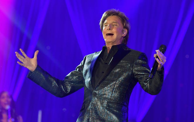 Barry Manilow performs onstage during Celebrity Fight Night XXV on March 23, 2019 in Phoenix, Arizona.