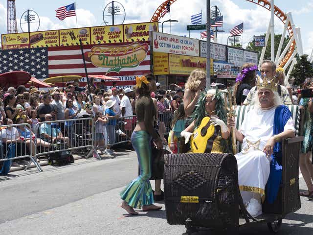 Mermaid Parade Crowns Woody Guthrie S Children As King And Queen