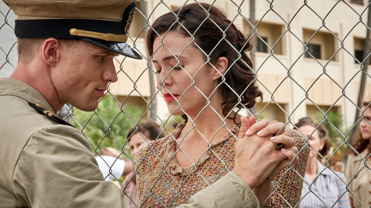 Dick Best (Ed Skrein) and Ann Best (Mandy Moore) in MIDWAY. 
