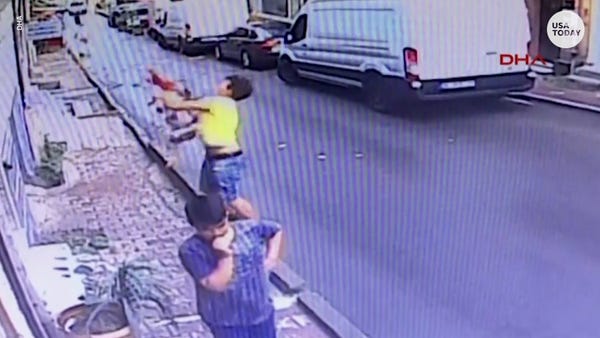 Security camera captures heart-wrenching moment a...