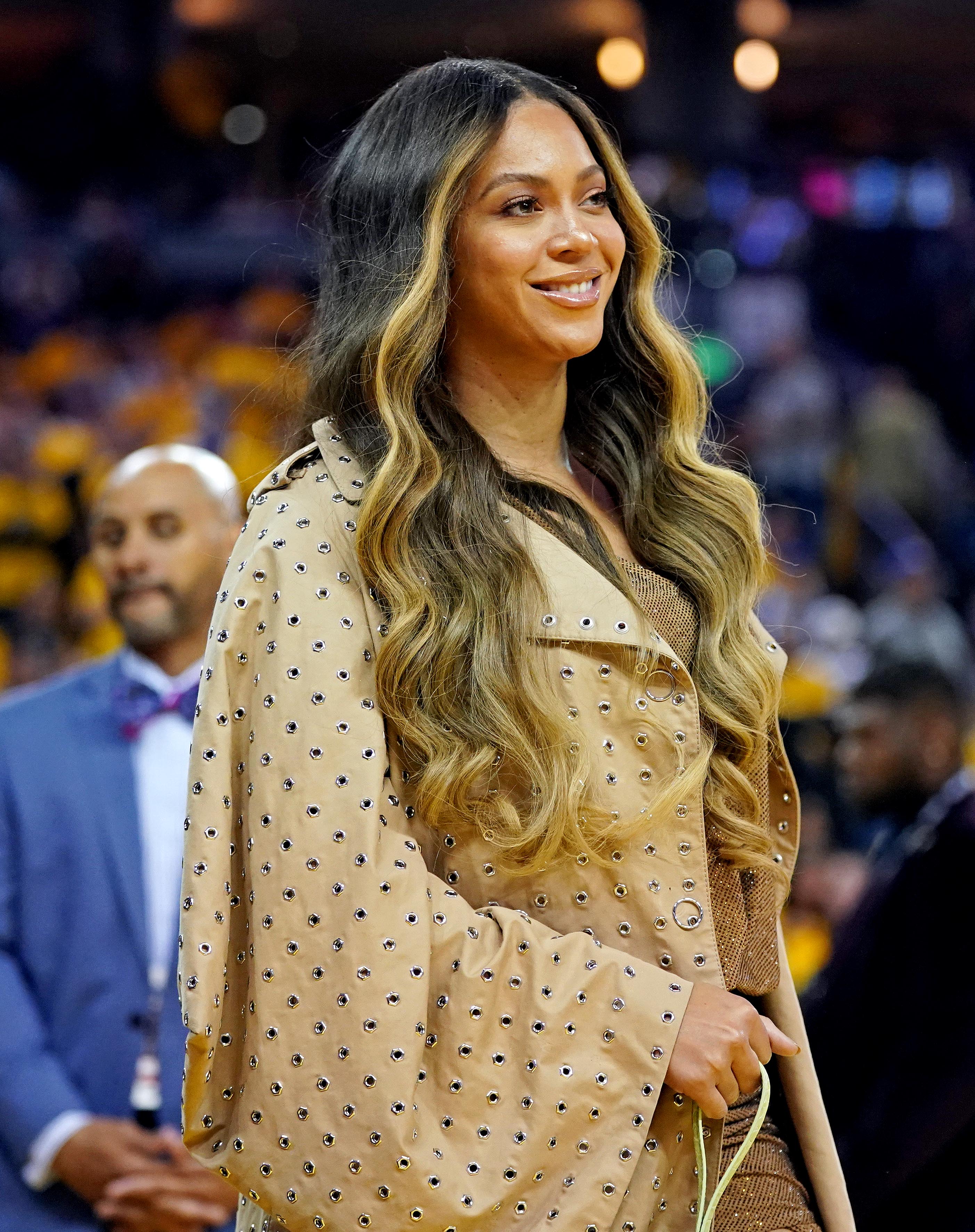 Beyoncé flaunts 'au naturale' hair growth in Tina Lawson's video