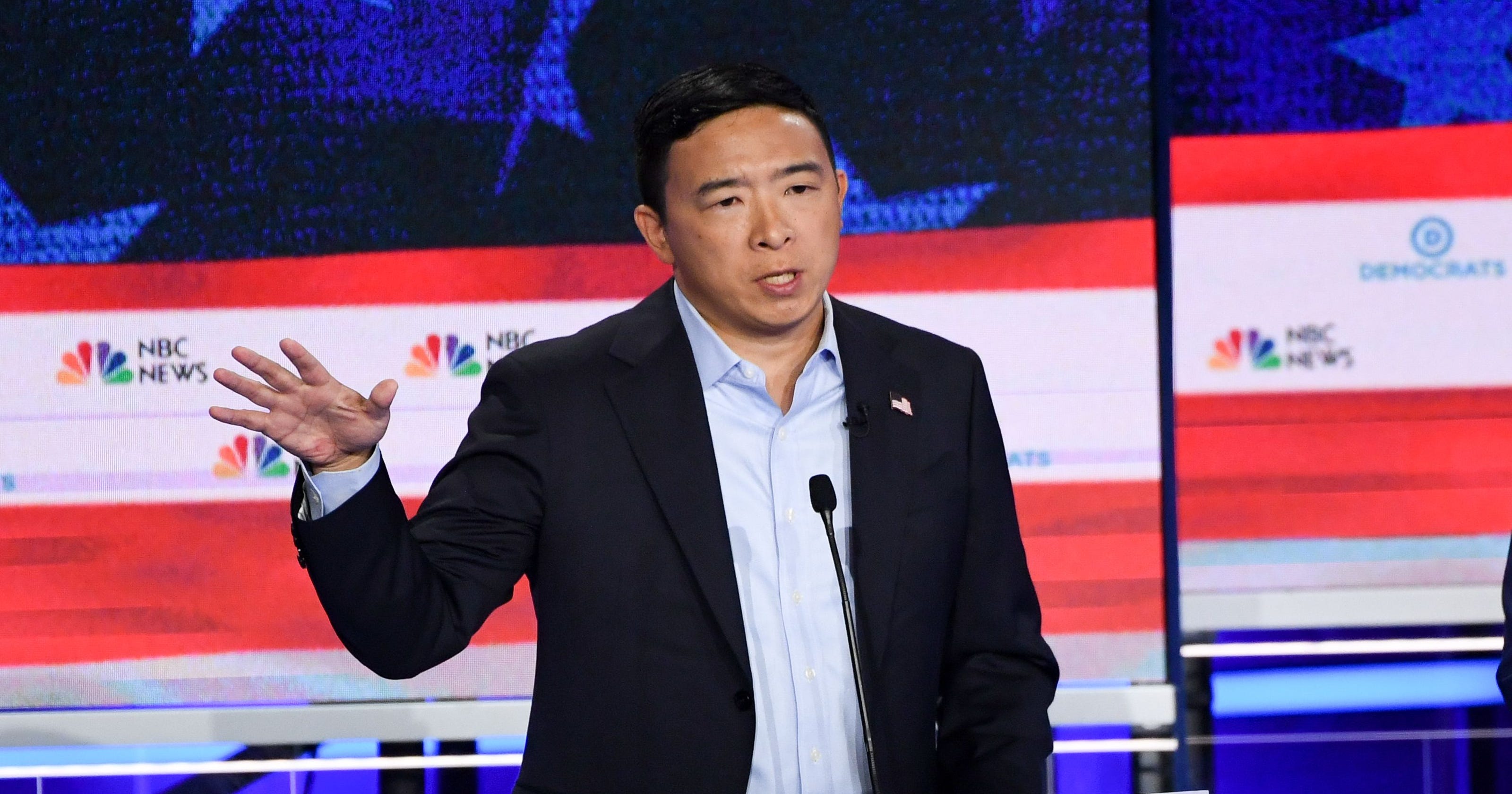 Democratic debate 2019: Andrew Yang scraps the tie for a casual look2975 x 1680