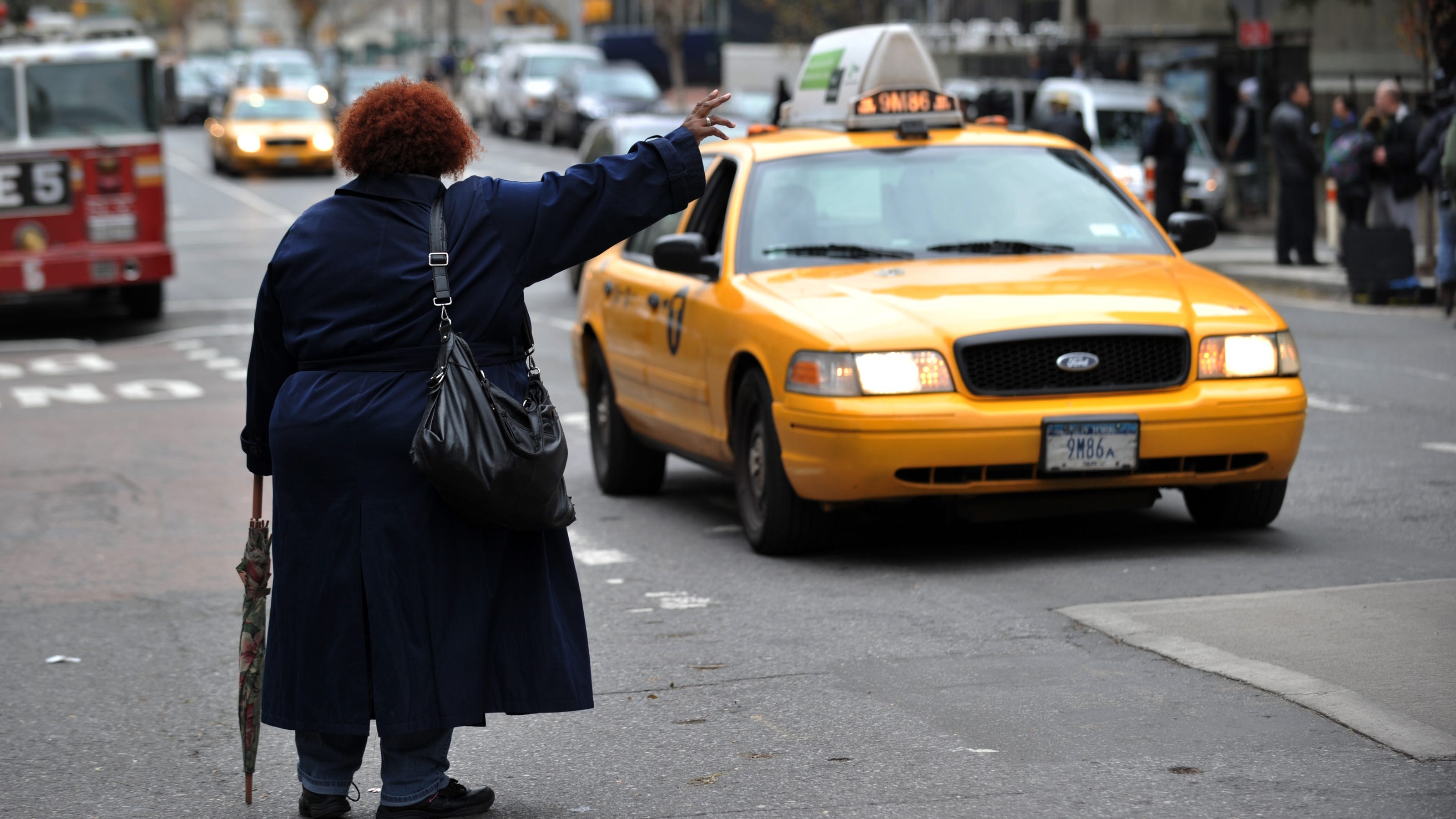 Таксист ответил. Ловит такси. Такси фото. Голосует такси. Бабушка в такси.