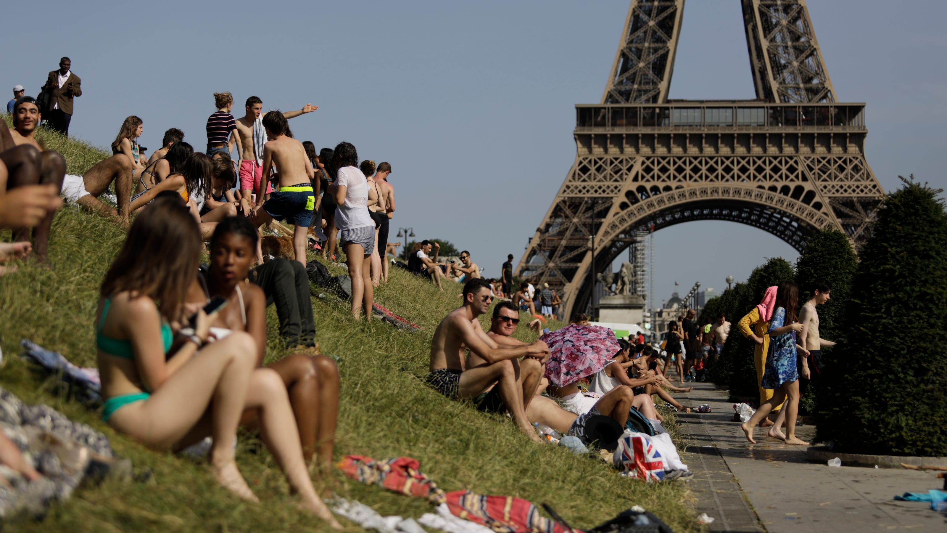 На европе есть жизнь. Париж 2003 год аномальная жара. Лето в Европе. Лето во Франции. Жара во Франции.