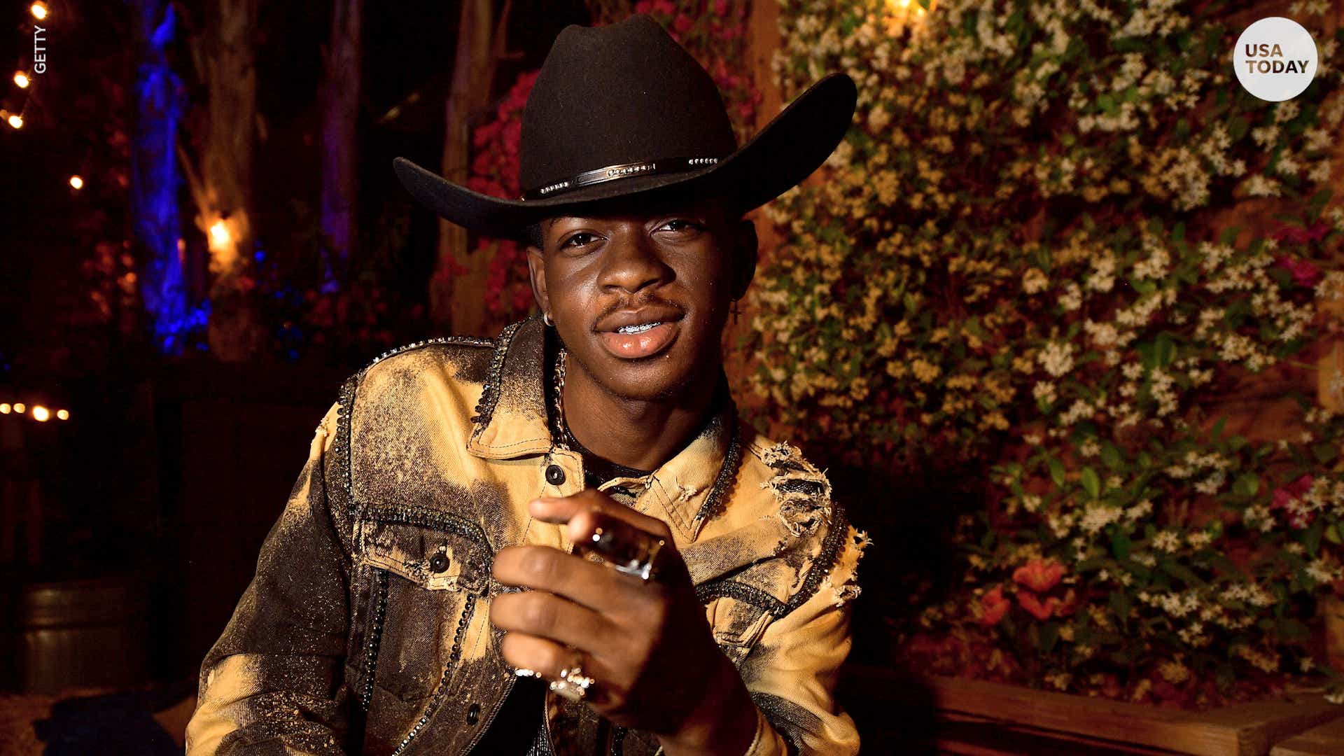 Old Town Road Rapper Lil Nas X Comes Out As Gay In New Song C7osure - old town road roblox song 10 hours