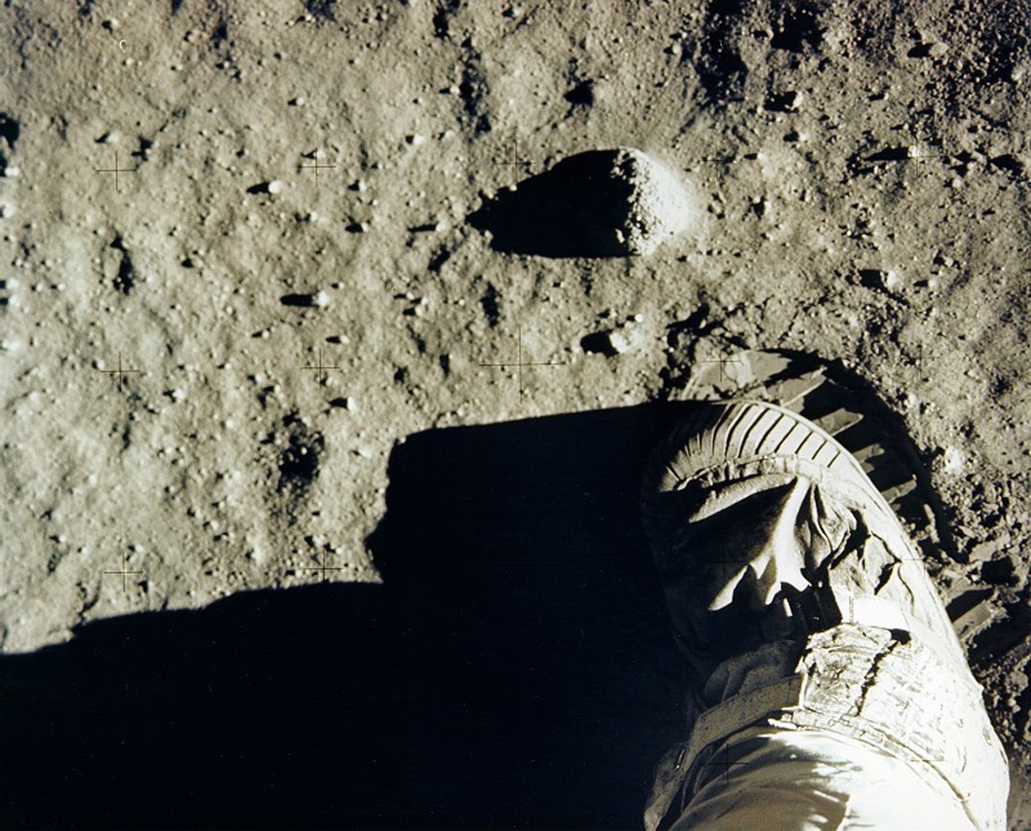 APOLLO ASTRONAUT SHEPHERD PUTS FLAG ON MOON 8x10 PHOTO 