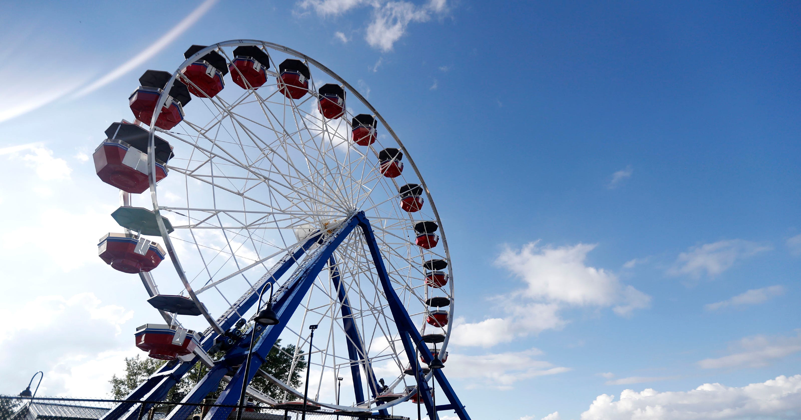 Bay Beach Amusement Park offers first rides on new 100foot Ferris wheel