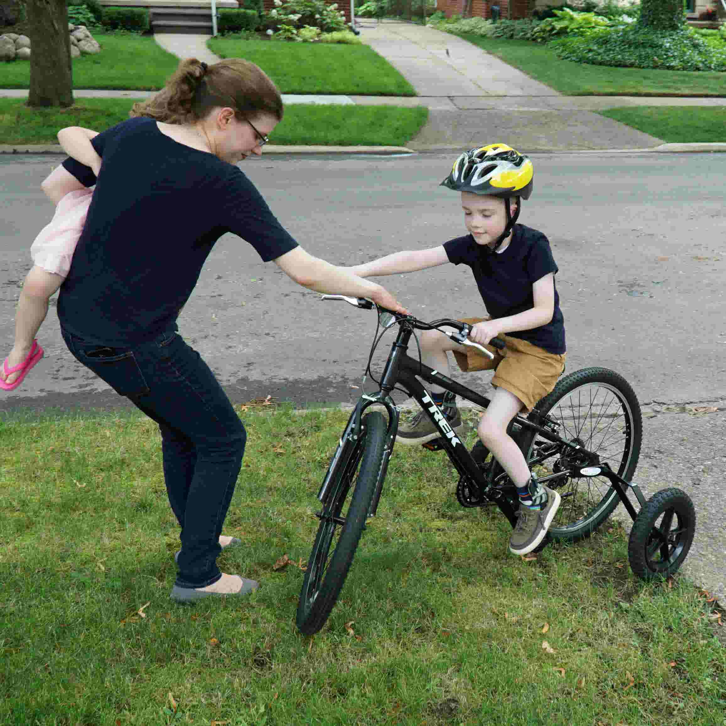 boys bike with stabilizers