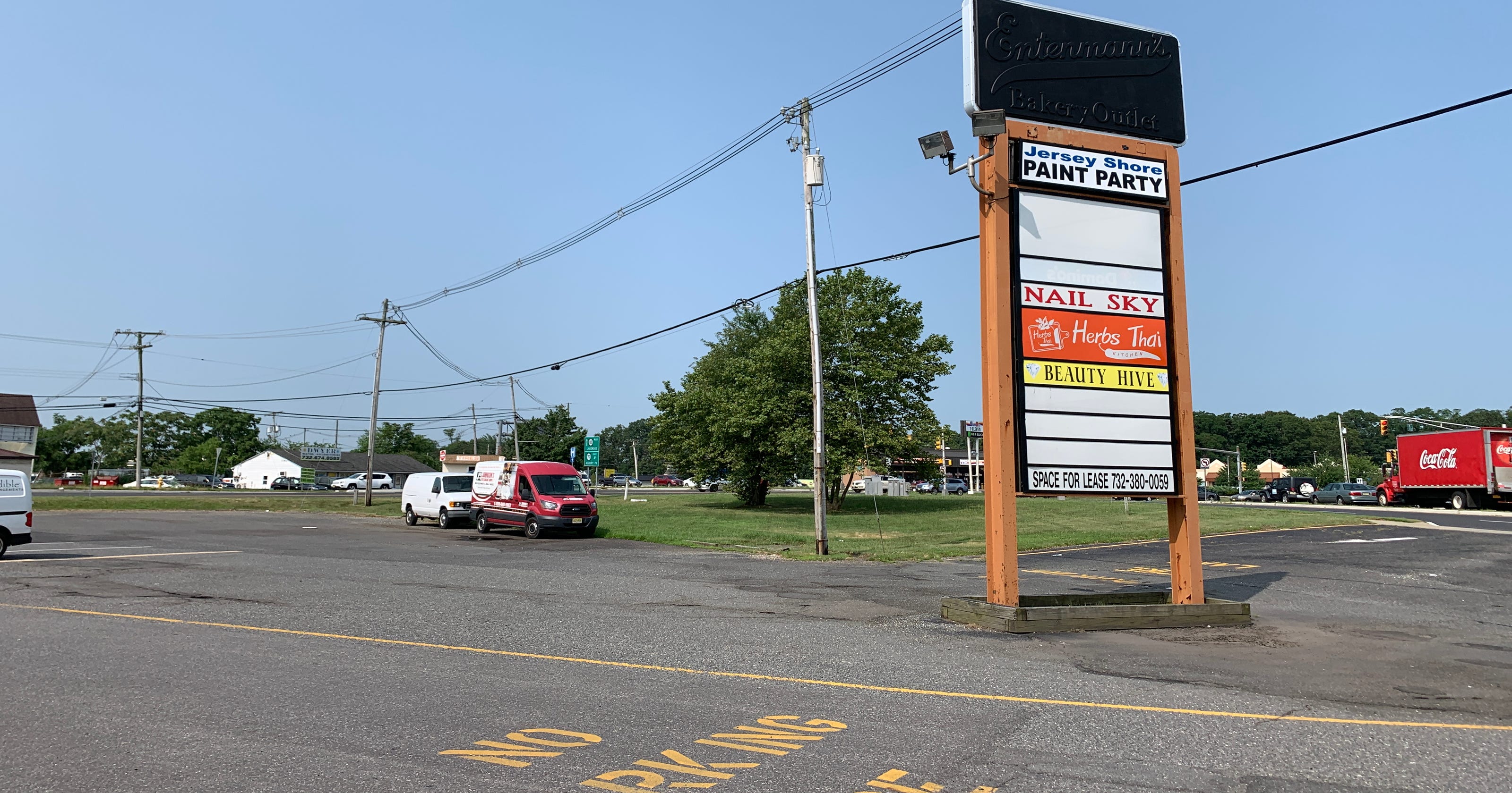 Entenmann S Bakery Outlet Closes Doors In Brick Customers Grumpy