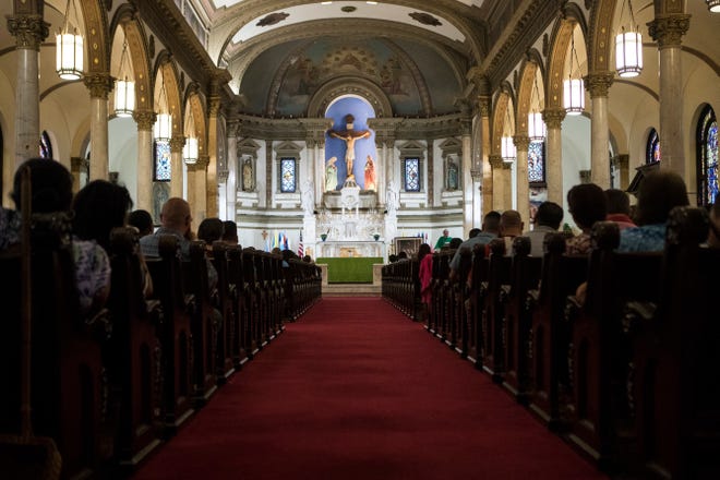 Misa dominical en la iglesia católica St. Paul en Wilmington, tel. 