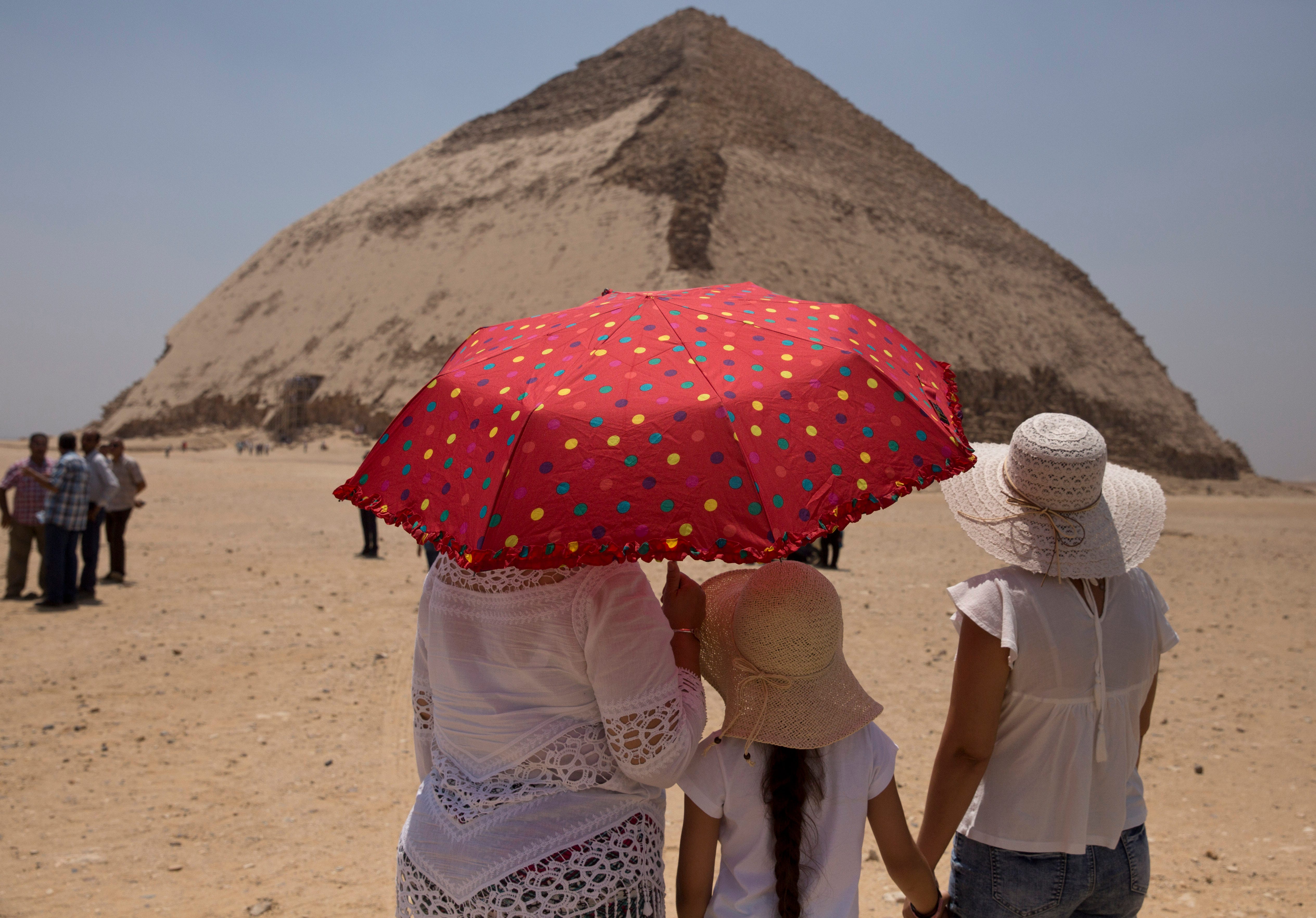 Новости египта для туристов на сегодня. Туристы в Египте. Россияне в Египте. Египет открыли для туристов. Египет пирамиды туристы.