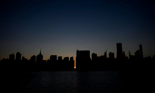 The sun sets behind 42nd Street in Manhattan. "Width =" 540 "data-mycapture-src =" "data-mycapture-sm-src ="