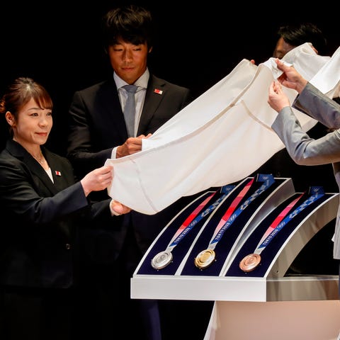 Olympic medalists unveil the Tokyo Olympics...