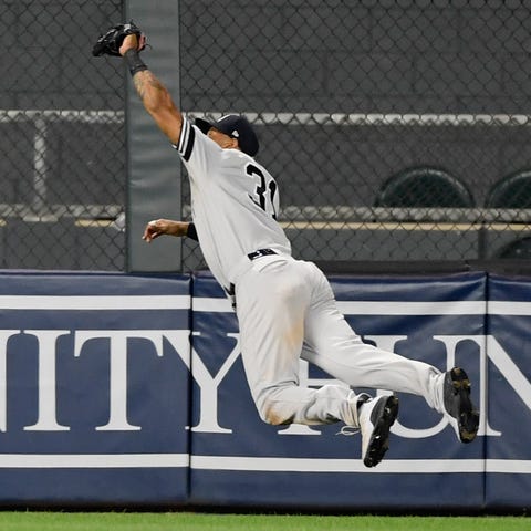 Aaron Hicks makes a game-saving diving catch in...