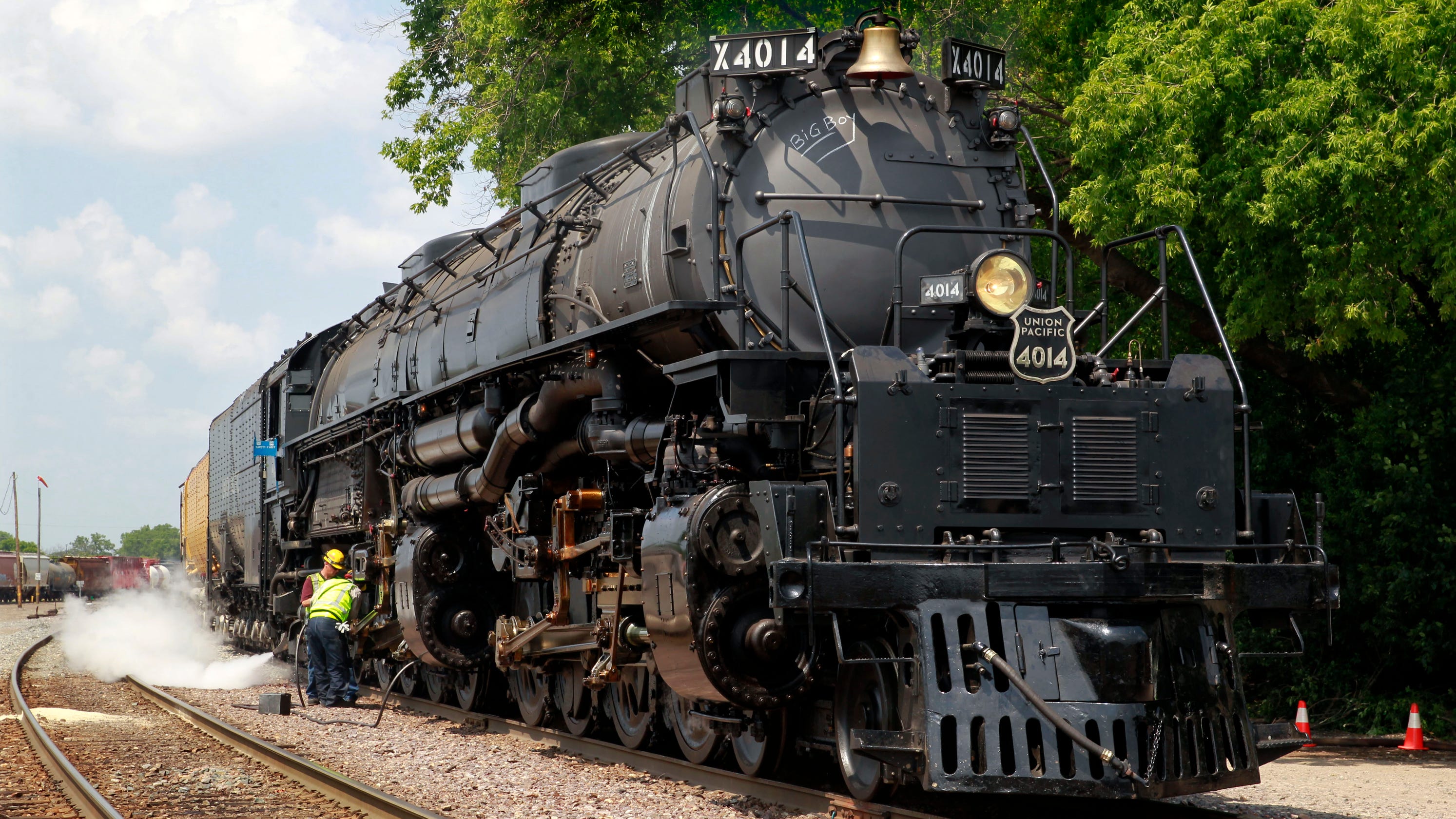 Train Enthusiasts Gather To See Restored Big Boy No 4014 In Milwaukee train-enthusiasts-gather-to-see-restored-big-boy-no-4014-in-milwaukee