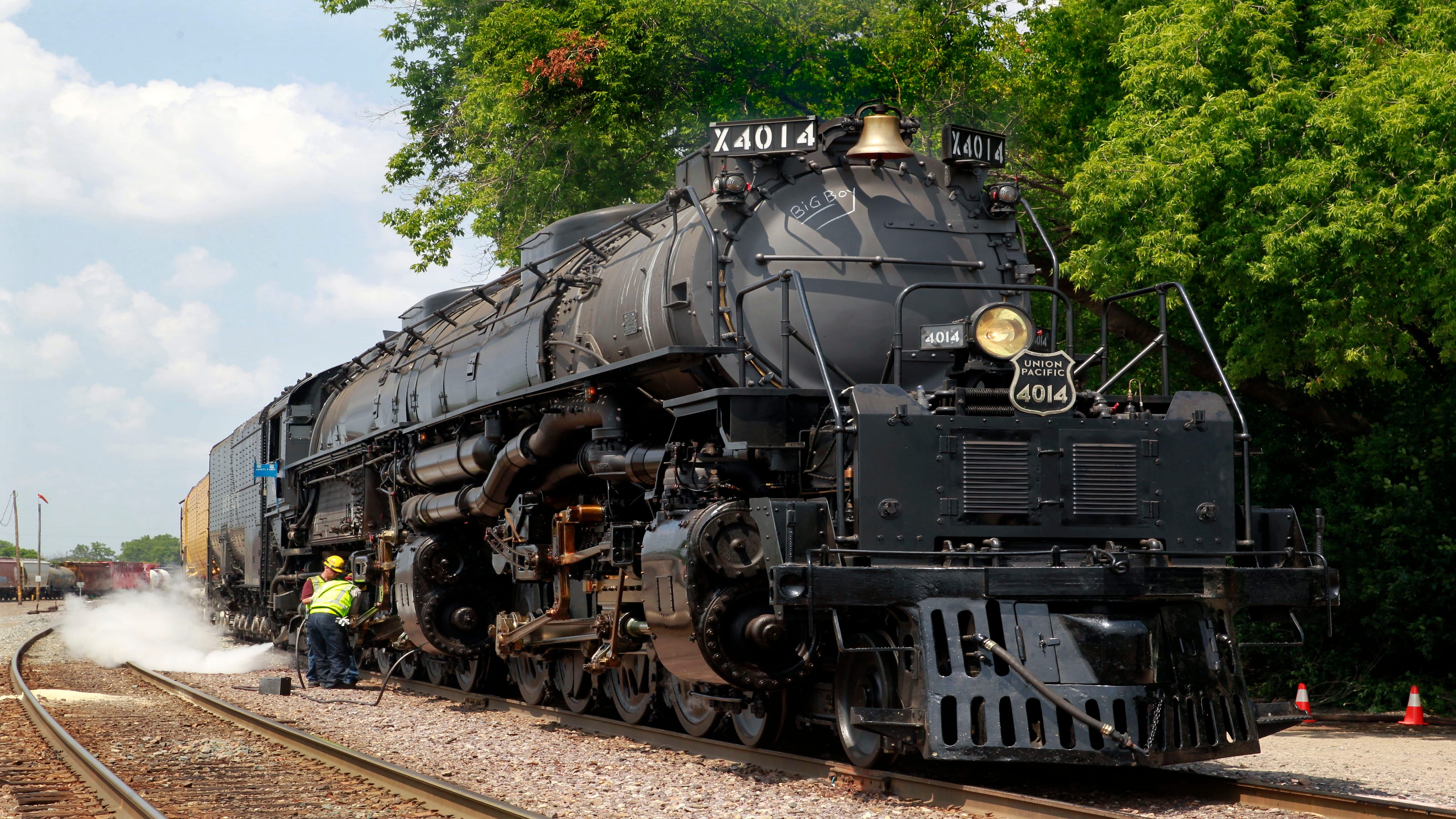 Big Boy No. 4014 arrives in Butler and fans of the worlds largest steam