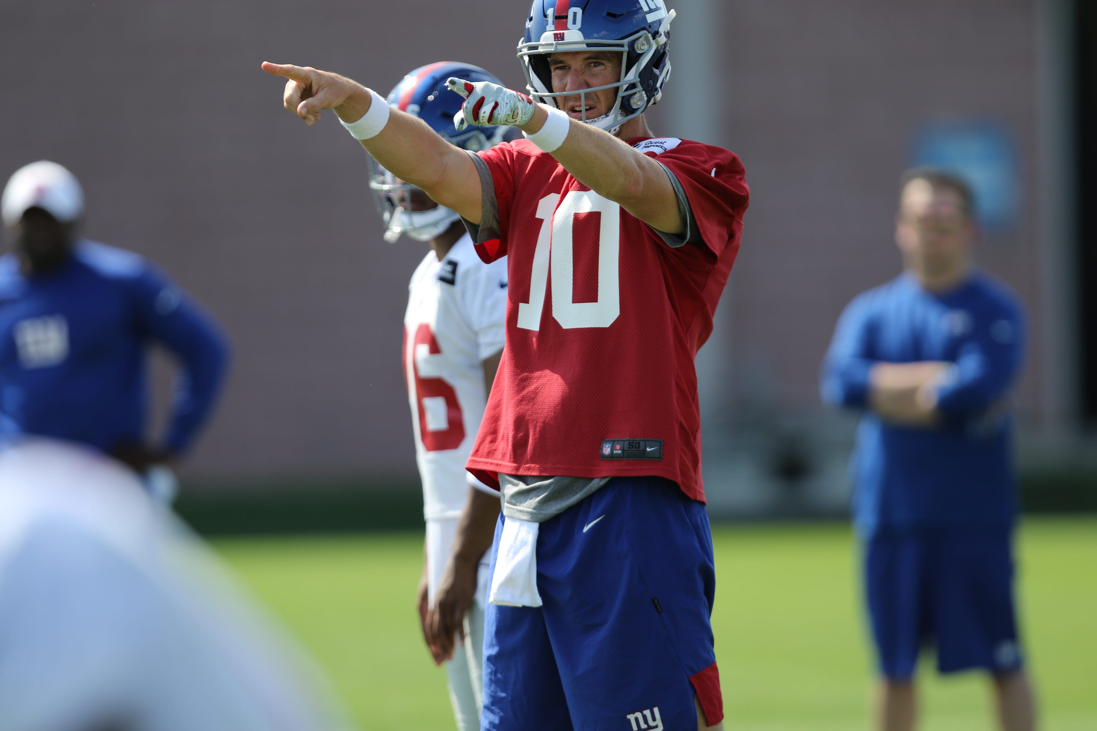 eli manning red jersey