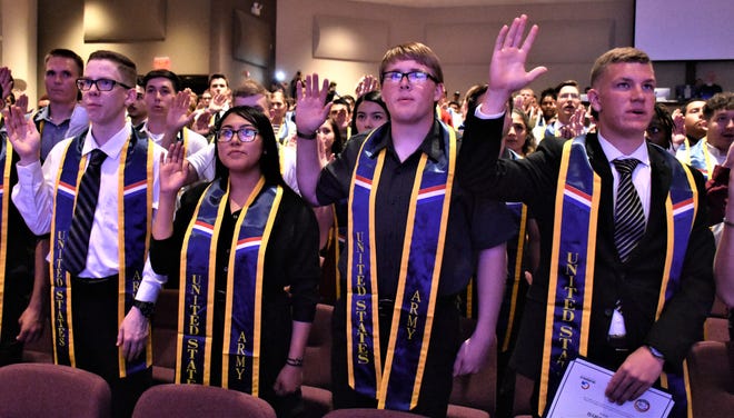 Future soldiers being recognized for enlisting in the U.S. Army, raise their
right hands while reciting the oath of enlistment, at the third annual 2019
Induction Ceremony, April 26, Calvary Community Church, Glendale, Ariz.