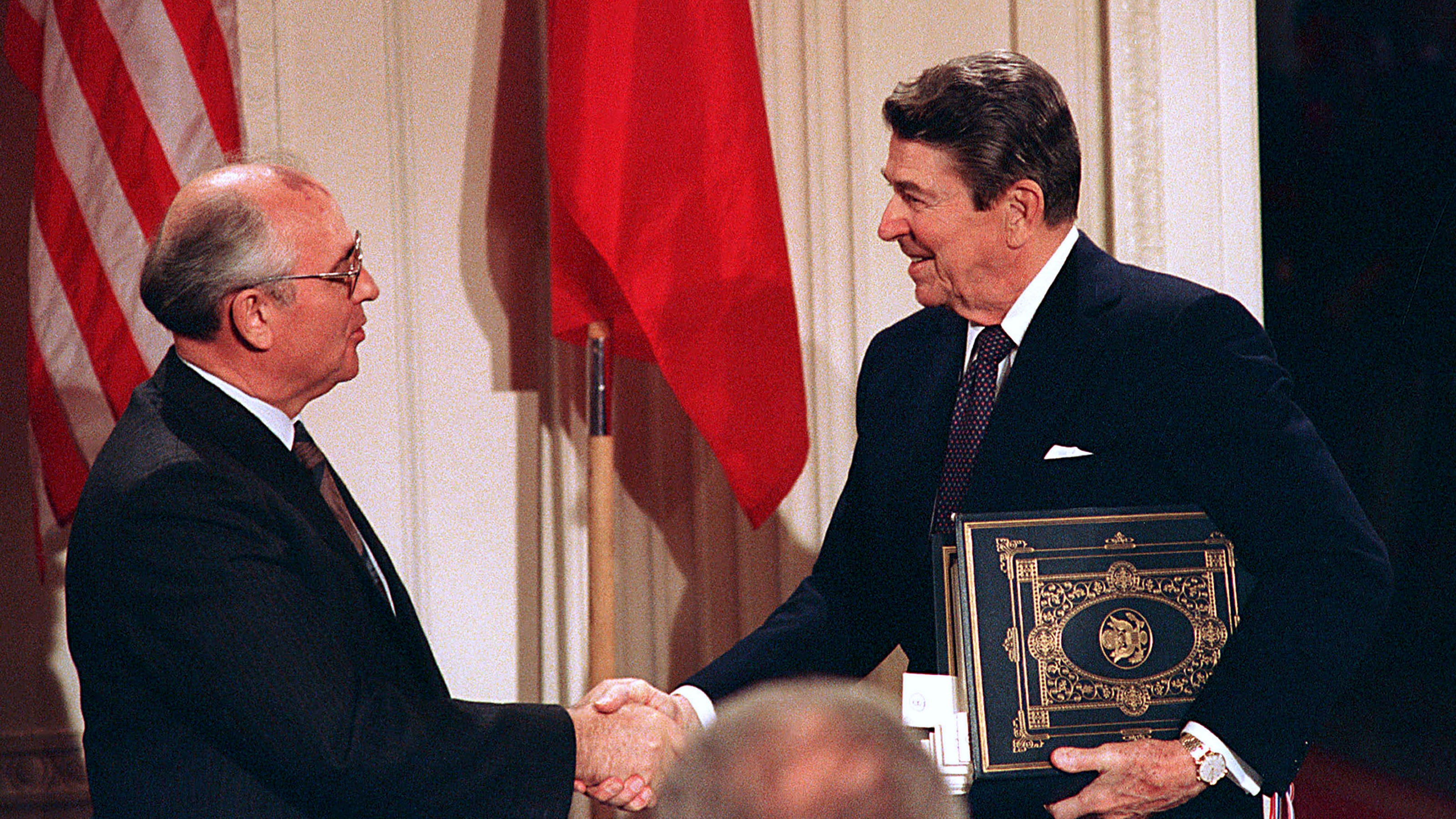 Президентские войны. Горбачев Рейган 1987 ДРСМД. Рейган Горбачев Вашингтон 1987. Саммит Рейган Горбачев 1987.