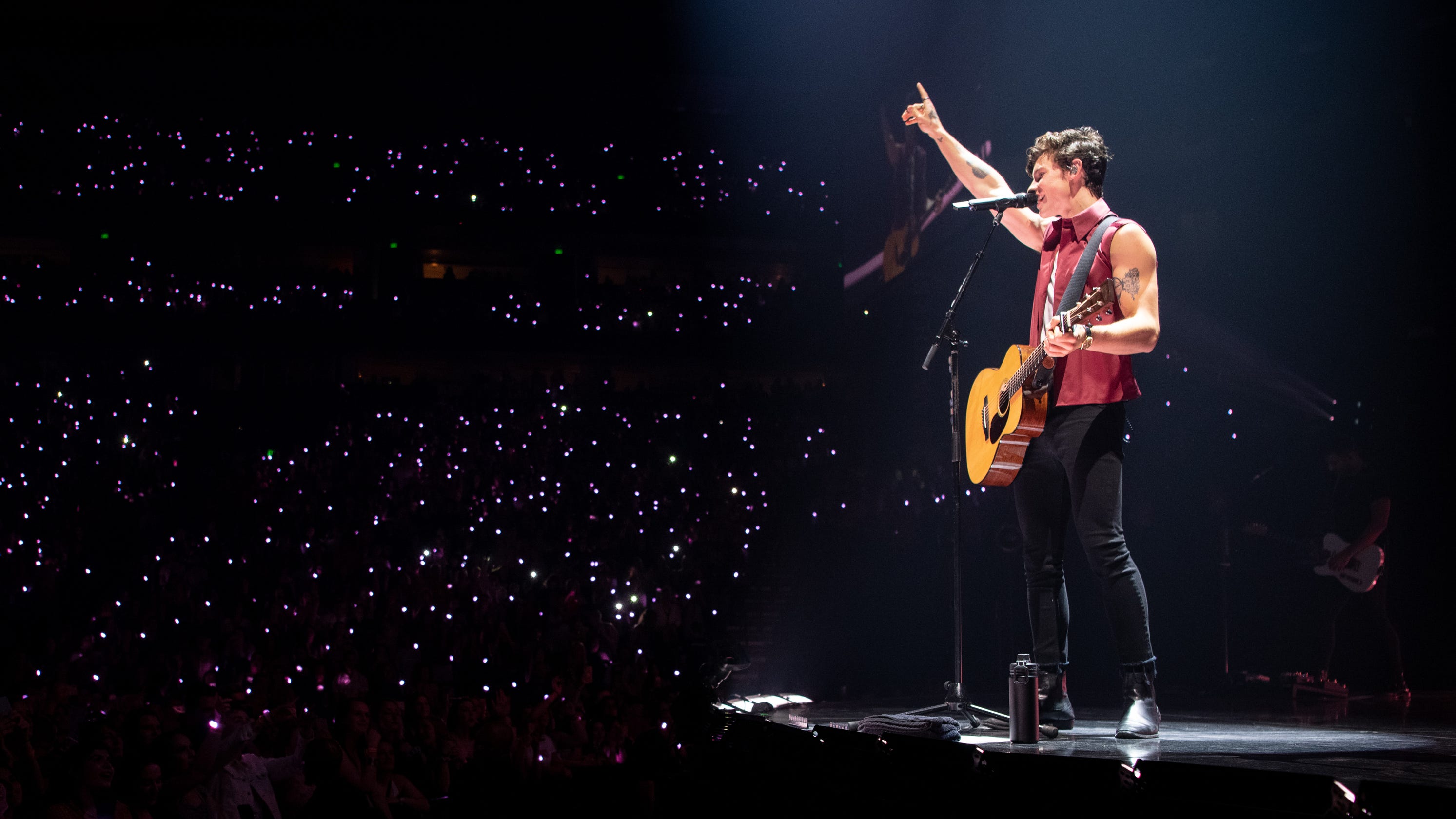 Shawn Mendes feels the 'magic' at Nashville's Bridgestone Arena