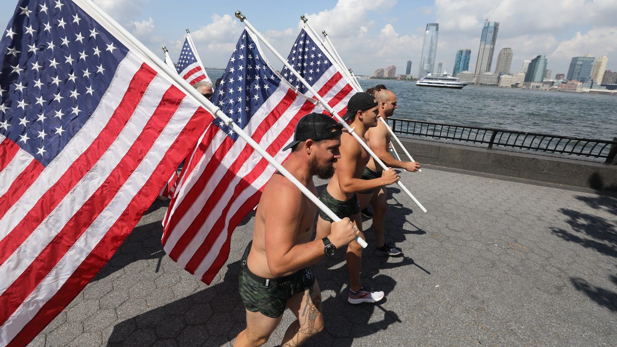 Navy SEALs swim across the Hudson River to support veterans