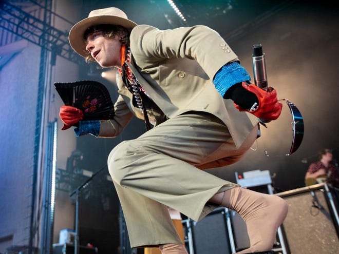 O vocalista do Cage the Elephant, Matt Shultz, é visto durante os primeiros minutos da apresentação da banda em 4 de agosto de 2019, no Ruoff Home Mortgage Music Center.