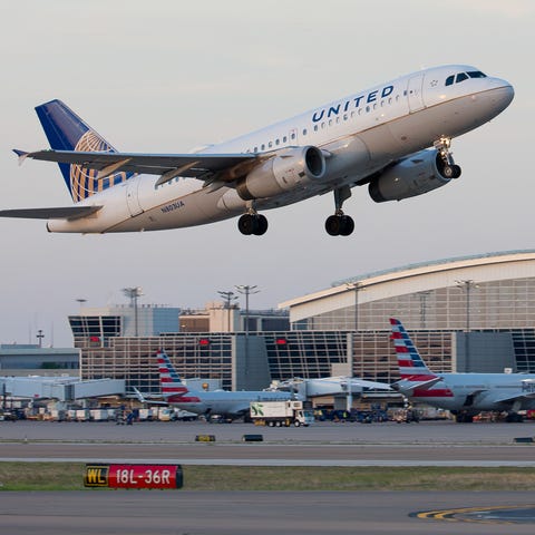 A United Airlines Airbus A319 breaks up the Americ