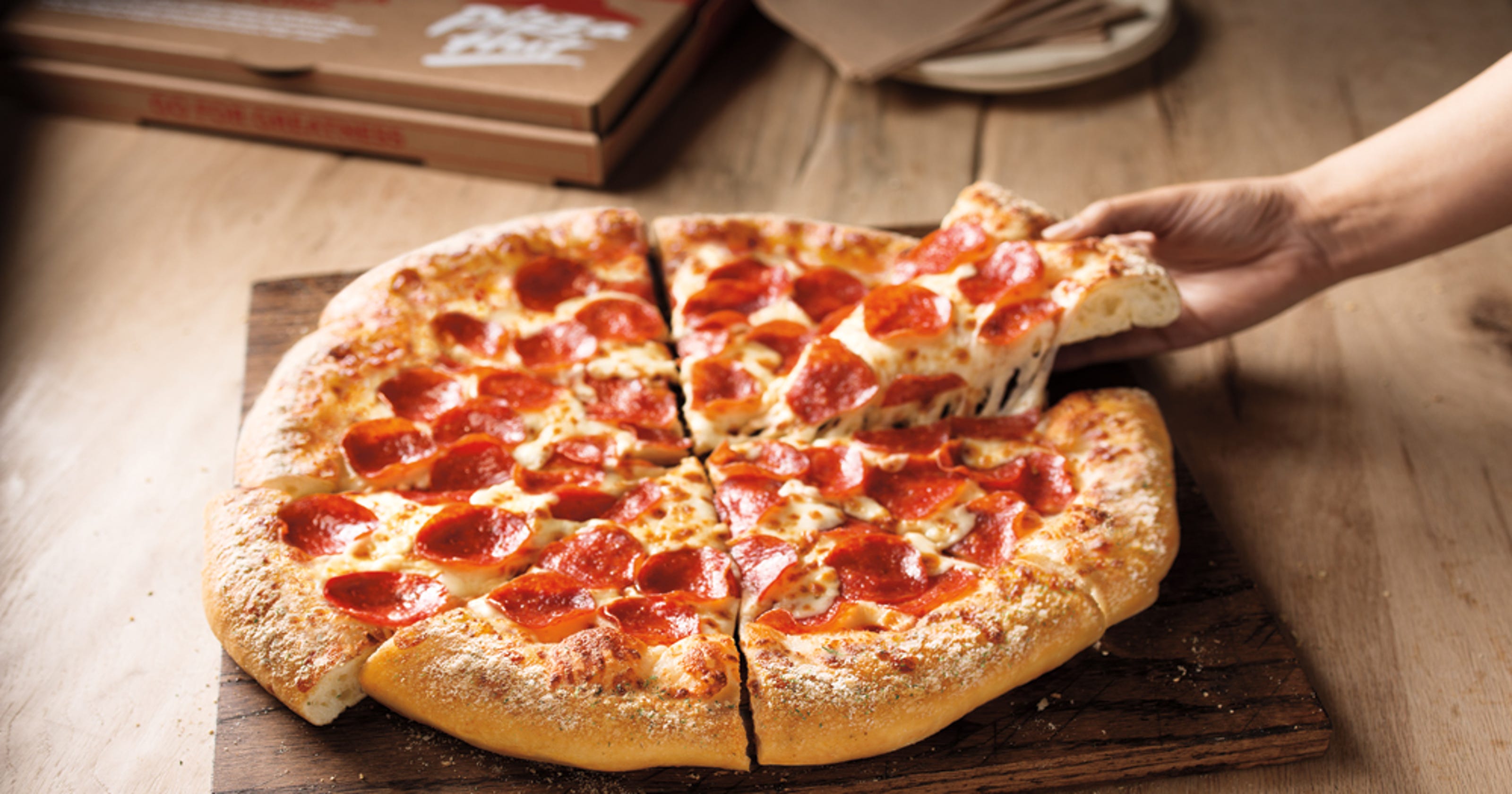 Добрячок пицца. "Пицца". Американская пицца. Пышная пицца. Пицца на пышном тесте.