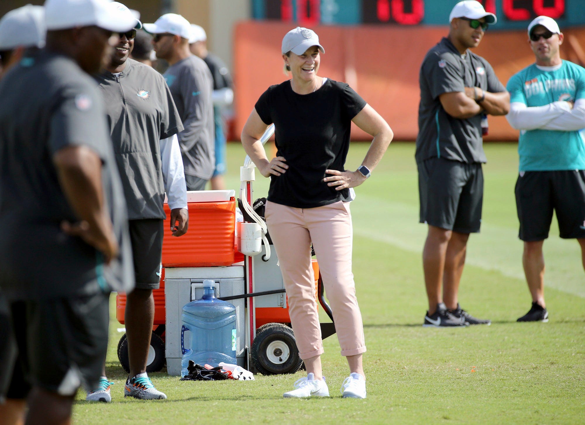 U.S. women's national soccer team coach Jill Ellis shares wisdom with Miami Dolphins