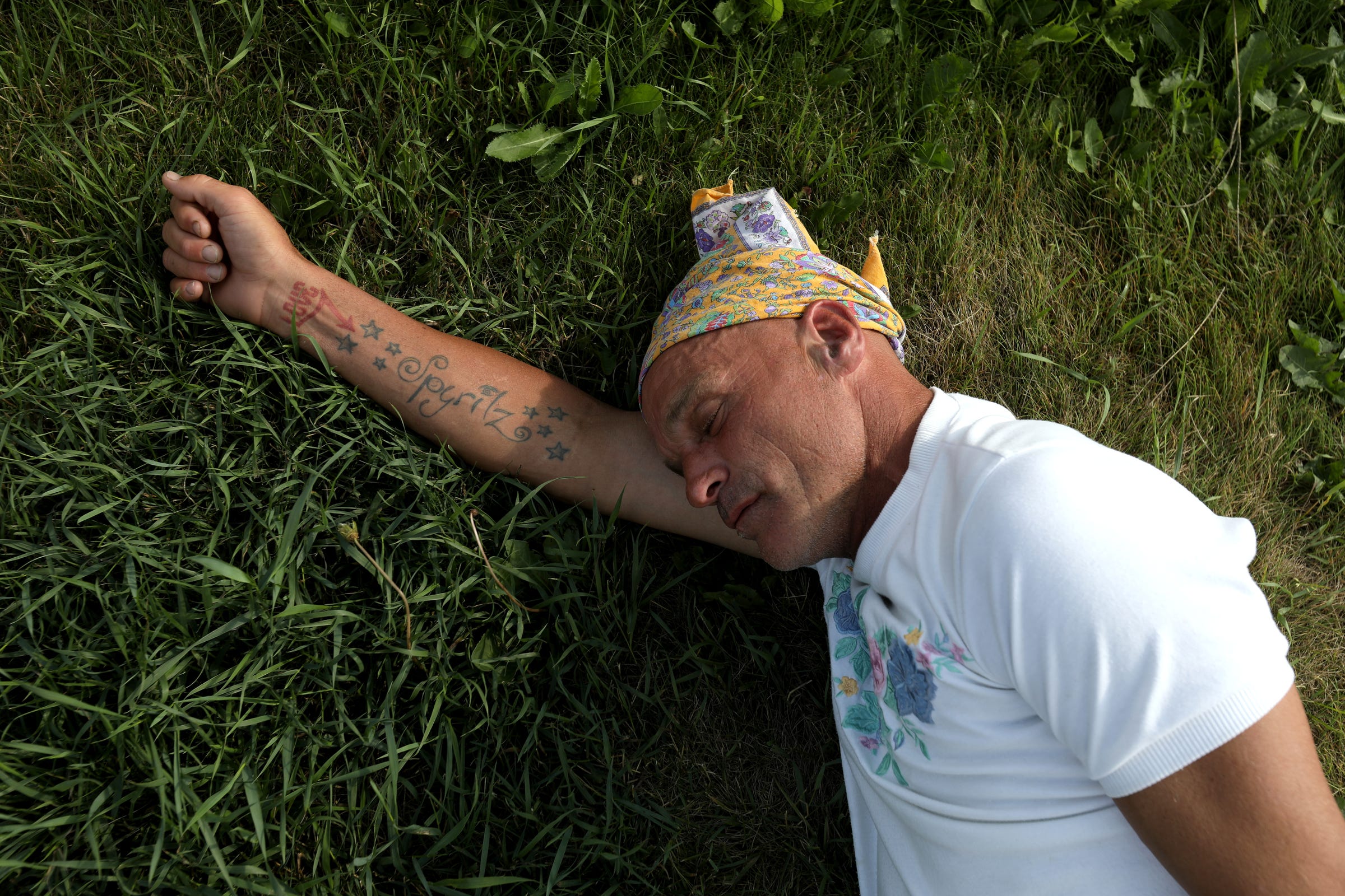 Joe Murphy sleeps underneath the Canadian Tire gas station sign, where many residents of Kenora, Ontario, are used to seeing him.
Often people stop by, bringing him food from McDonalds and Tim Hortons, like this man did for him on Wednesday, July 10, 2019