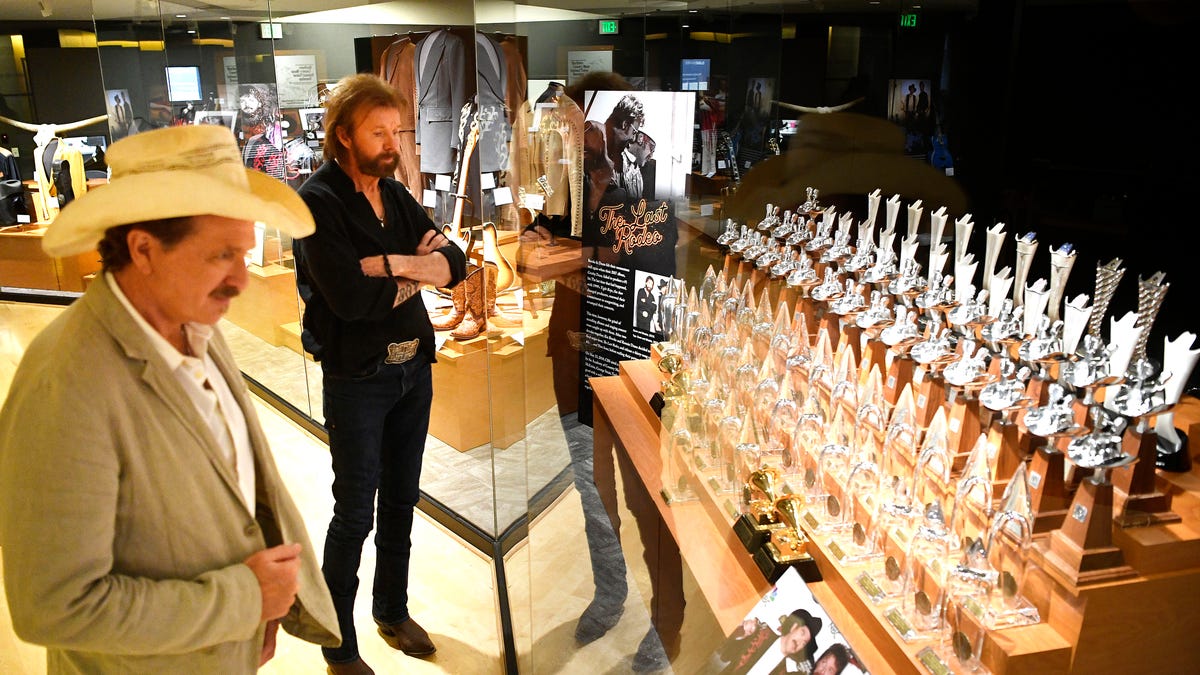 Kix Brooks & Ronnie Dunn have a new exhibit "Kings of Neon" at the