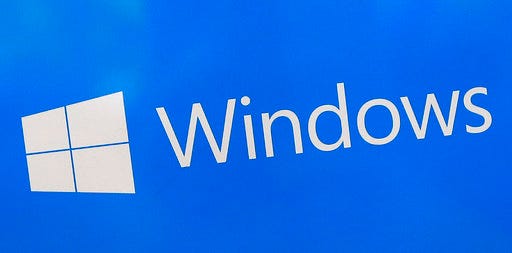 A maioria dos usuários do Windows 10 está configurada para atualizar automaticamente o sistema operacional sempre que a Microsoft lançar uma atualização.  Isso significa que, se você estiver executando o Windows 10, provavelmente já tem a atualização crítica instalada automaticamente.