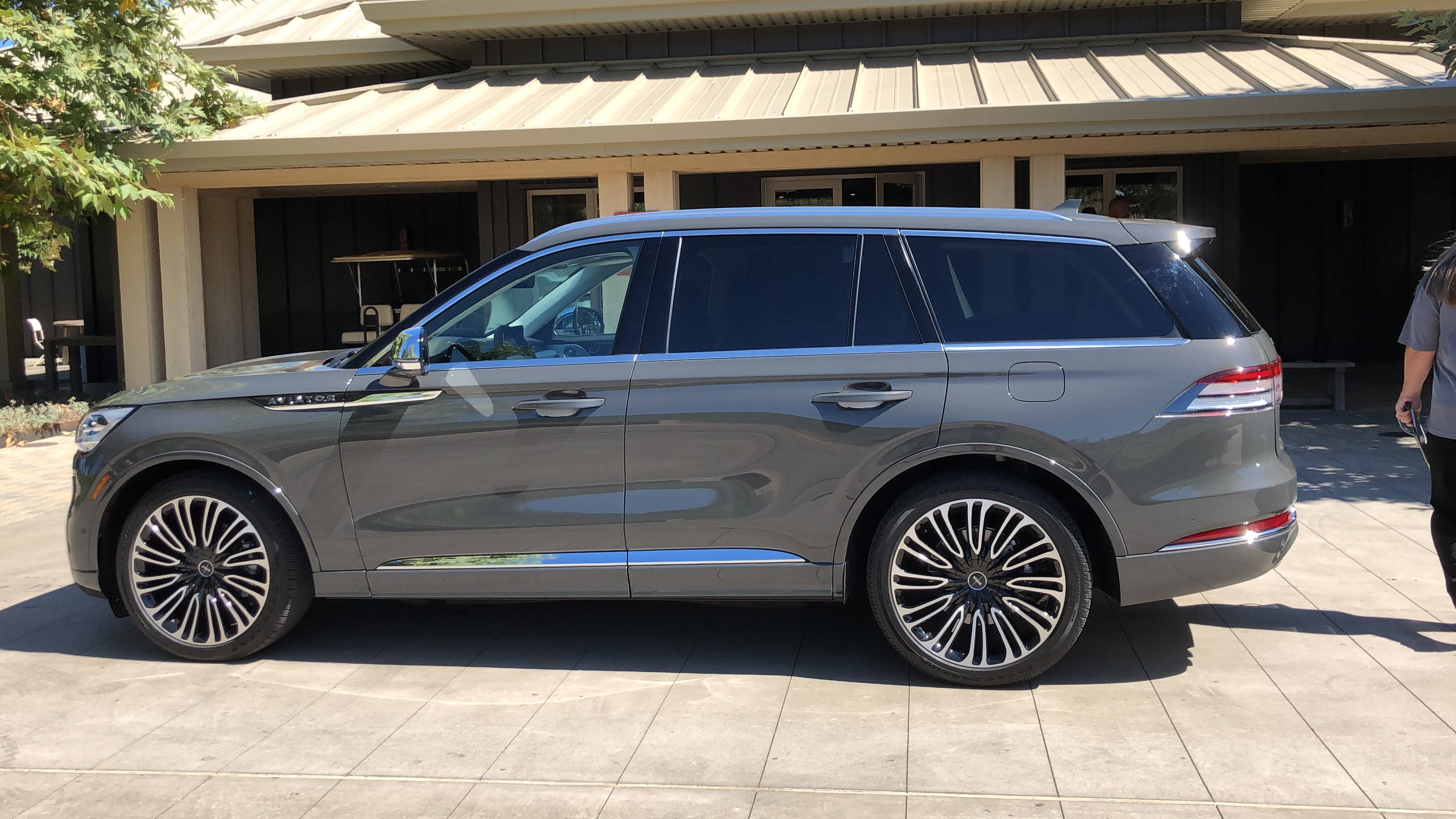 2020-lincoln-aviator-suv-raises-the-bar-for-luxury-features