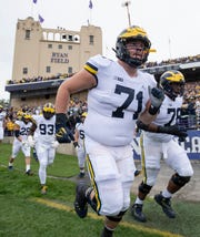 Michigan offensive lineman Andrew Stueber (71) was in a close competition with Jalen Mayfield for the right tackle job before Stueber went down with an injury.