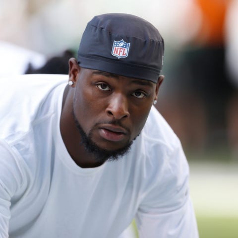 New York Jets running back Le'Veon Bell warms up b