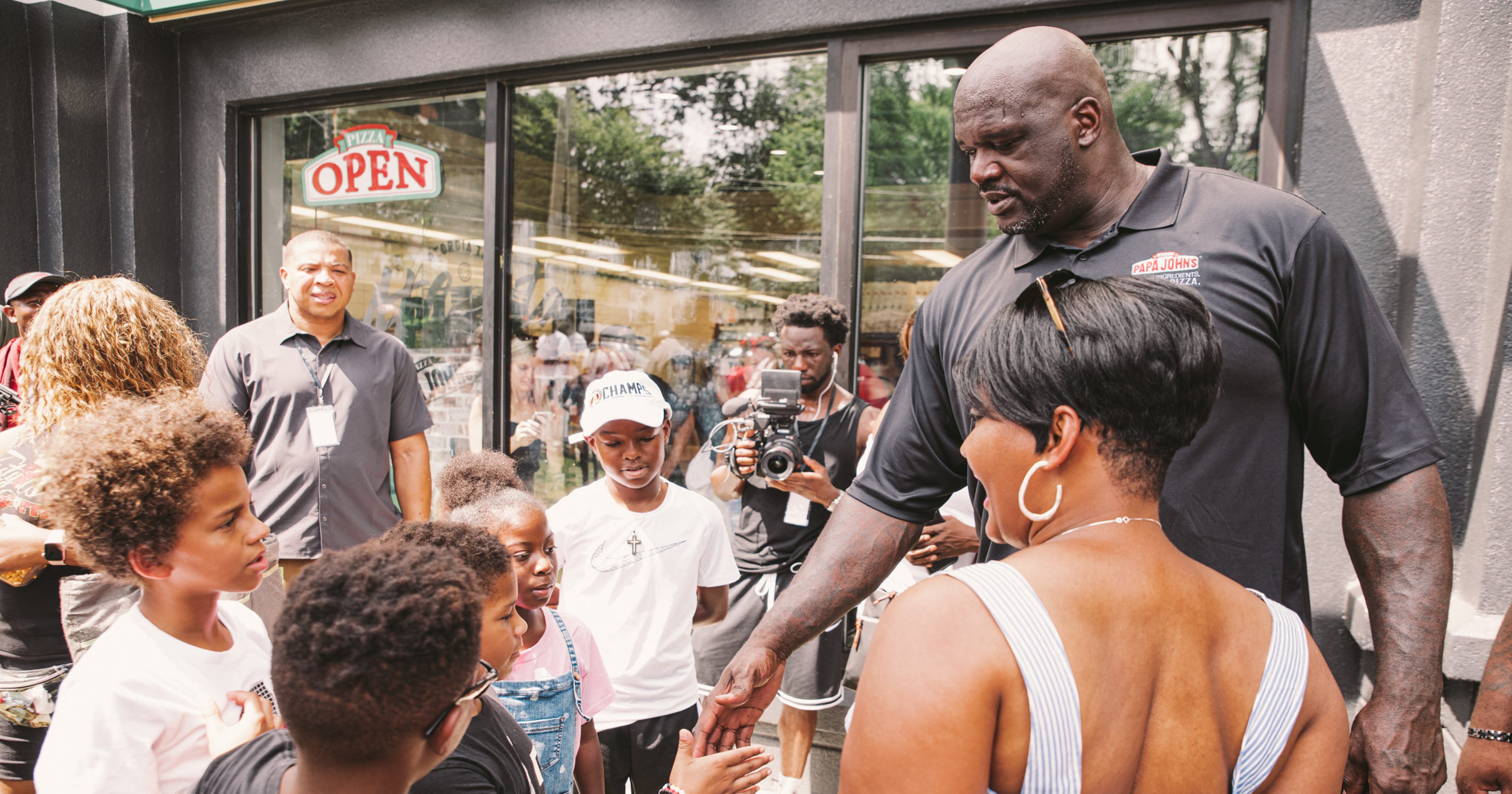 Shaquille O'Neal helps Papa John's recover after John Schnatter