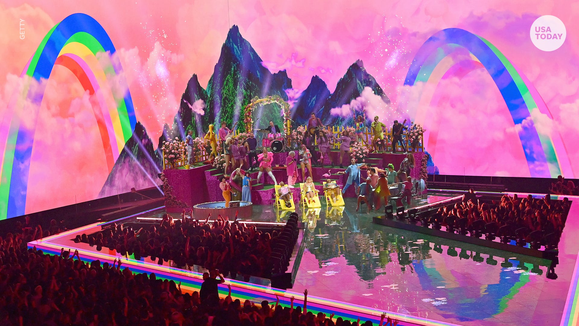 Taylor Swift Wins Big At Vmas Miley Cyrus Performs Post Split