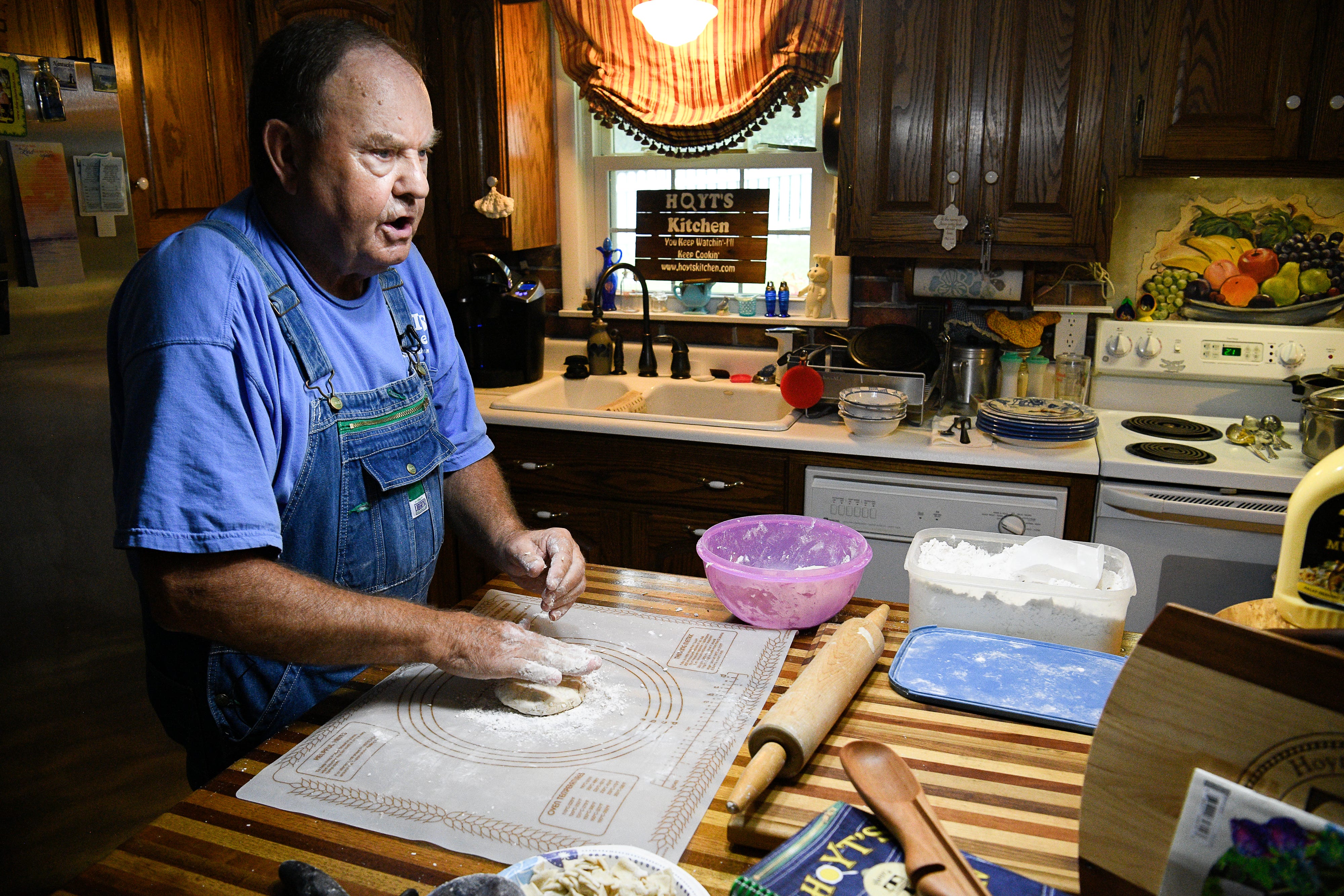 Crotchety Country Cook Hoyt Tidwell Draws Millions With Amateur Cooking Vids