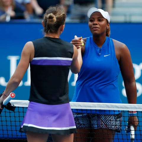 Taylor Townsend shakes hands with Simona Halep of 