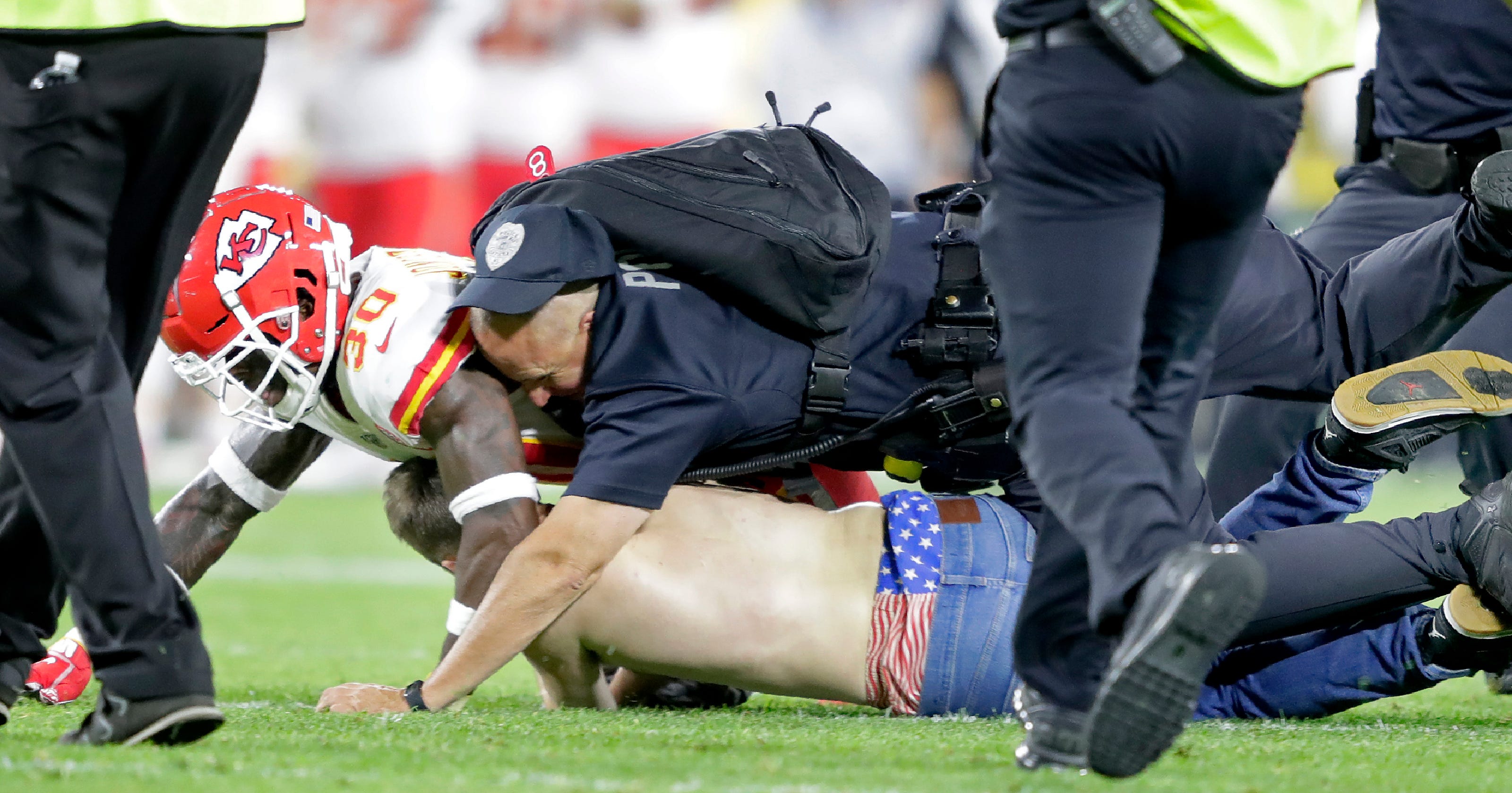Packers Chiefs player tackles fan who ran on field
