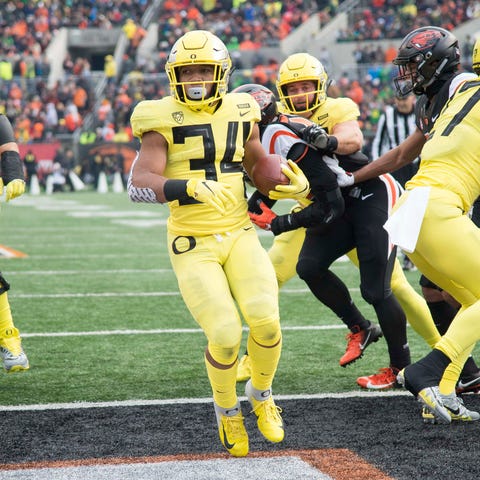 Oregon running back CJ Verdell steps into the end 