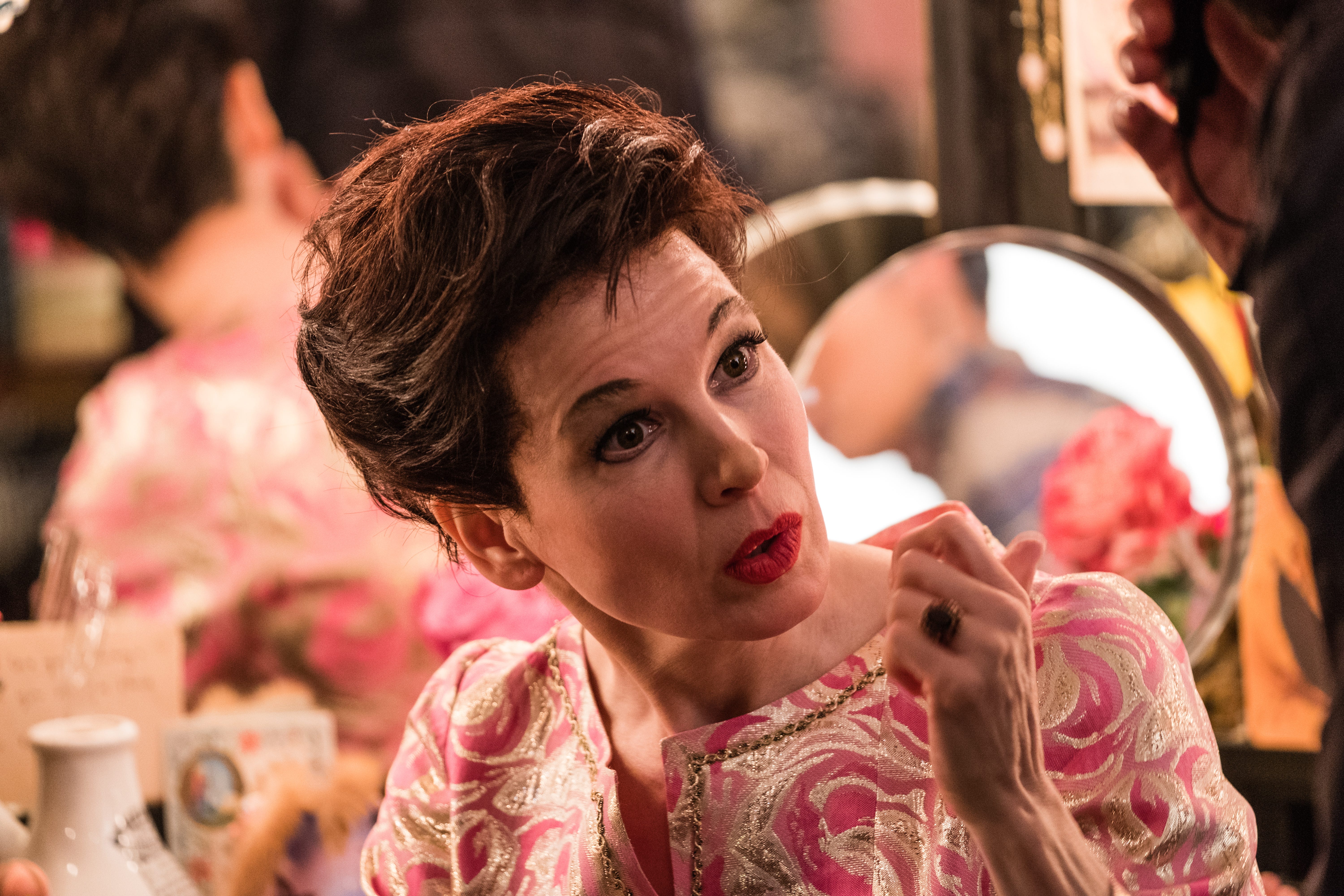 Judy Review Renee Zellweger S Oscar Worthy Judy Garland Boosts Bio