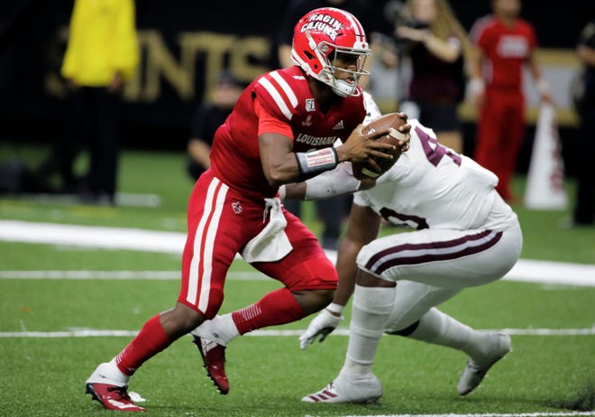 Louisiana Ragin Cajuns quarterback Levi Lewis (1) runs past Mississippi State Bulldogs linebacker Erroll Thompson (40) for a touchdown during the second half at the Mercedes-Benz Stadium.