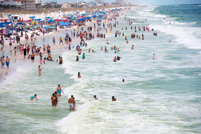 La gente disfruta del clima el domingo 1 de septiembre de 2019 durante el fin de semana del Día del Trabajo en Pensacola Beach.