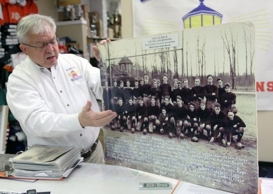 Ray Veth shows off a photo of the 1925 Leonardo High School state championship team in a 2015 photo.