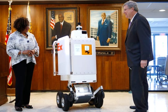 FedEx SameDay bot Roxo meets Mayor Strickland as Memphis tests roll on
