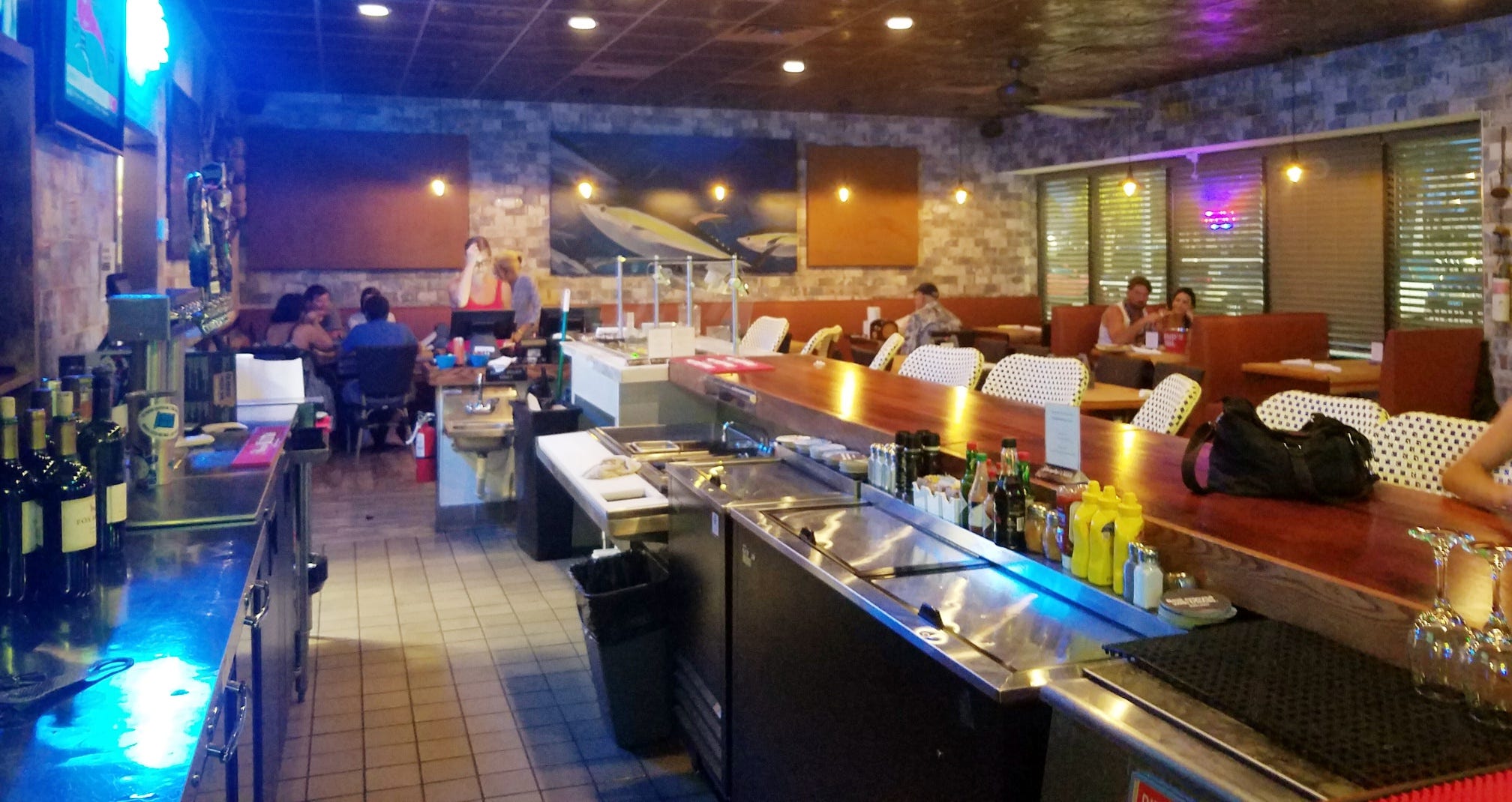 Restaurant review Crabby's Oyster Bar in Jensen Beach features plump