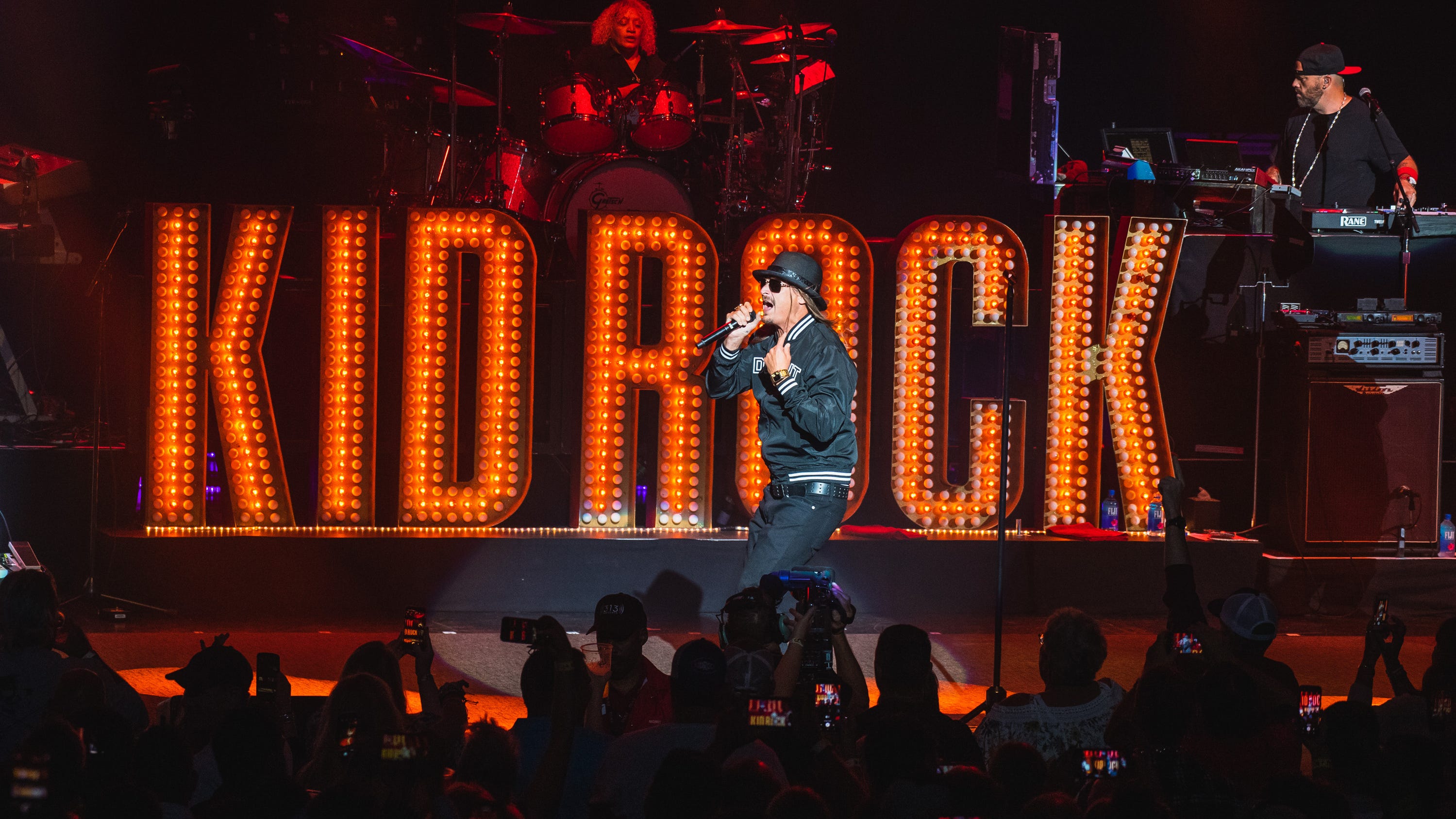 'He puts on such a great performance' Kid Rock opens fourconcert