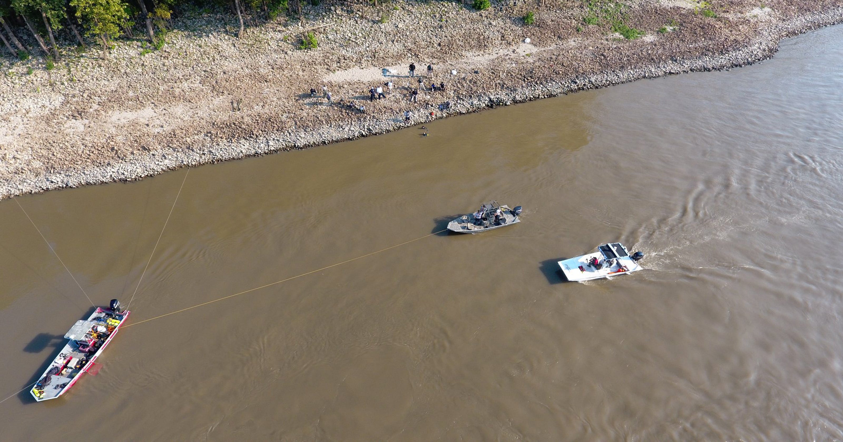 Body of 1 child found, search ongoing for second in Mississippi River crash
