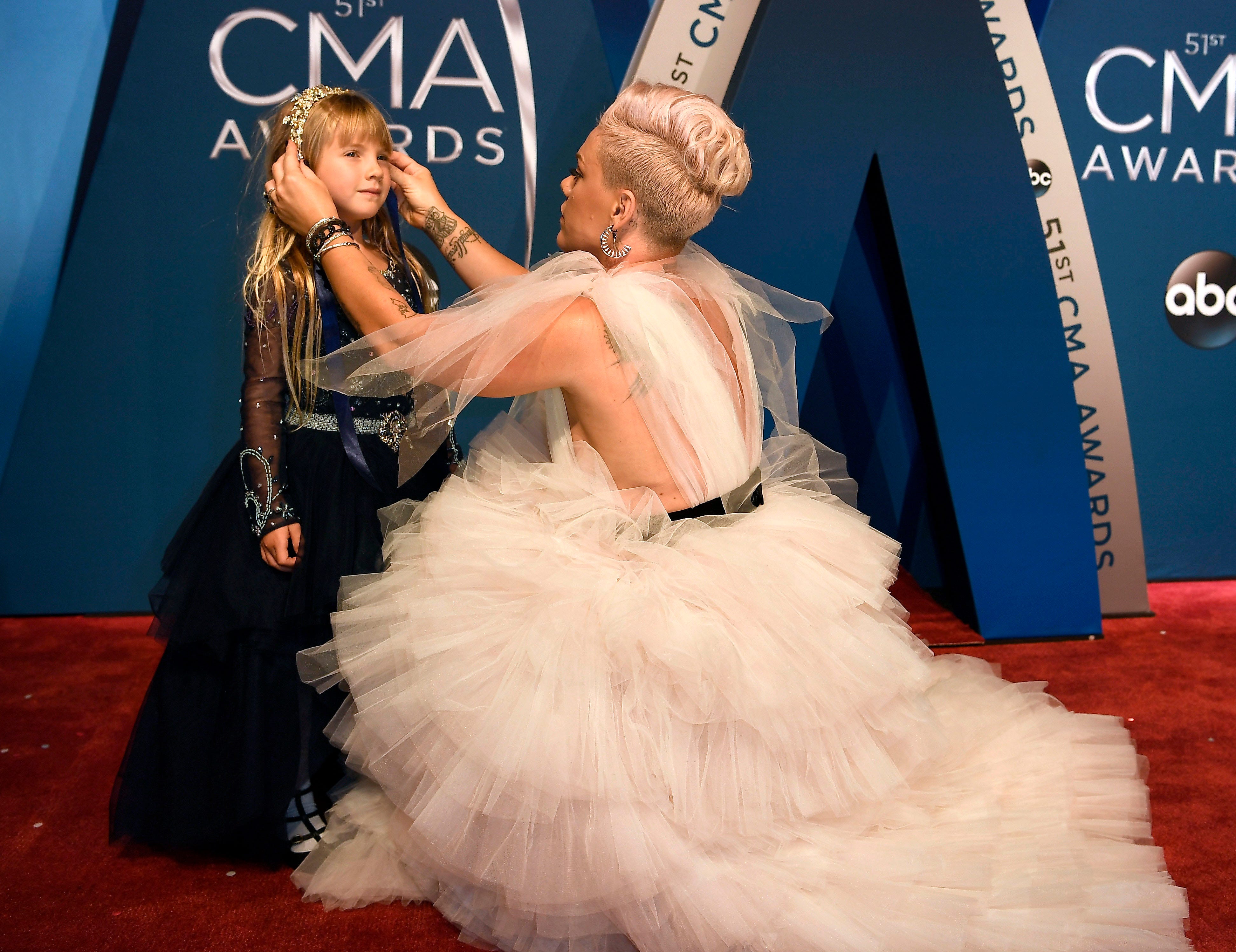 Pink Carey Hart S Daughter Willow Debuts Punk Rock Shaved Head